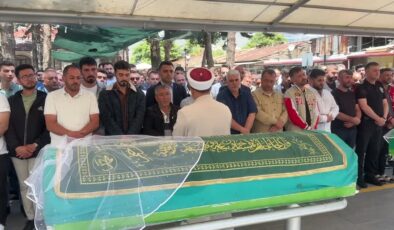 Hafif ticari araç ile motosikletin çarpıştığı kazada ölen 2 kişi defnedildi