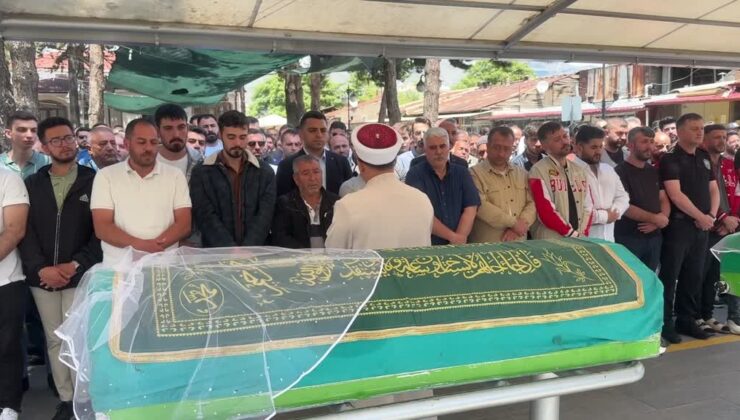 Hafif ticari araç ile motosikletin çarpıştığı kazada ölen 2 kişi defnedildi