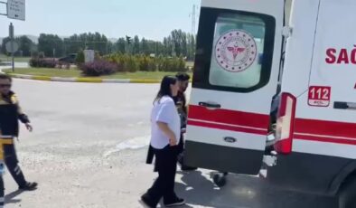 Hasta taşıyan ambulansla otomobilin çarpıştığı kazada 5 kişi yaralandı