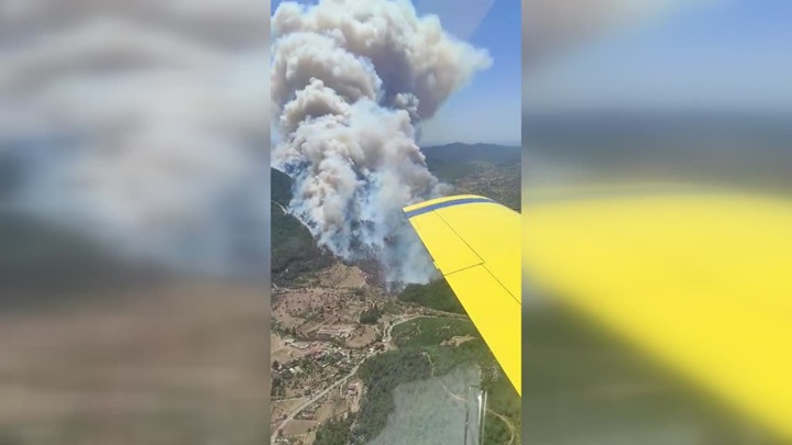 Menderes ve Seferihisar ilçeleri arasında orman yangını çıktı