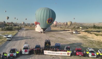 JÖAK timi sıcak hava balonundan paraşütle atladı