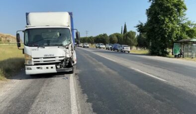 Kamyonetin iki motosiklete çarpması sonucu 1 kişi öldü