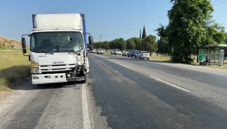 Kamyonetin iki motosiklete çarpması sonucu 1 kişi öldü