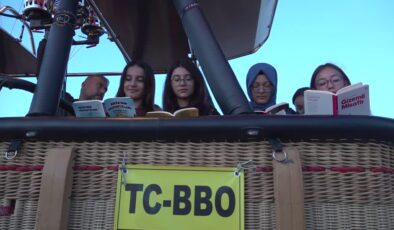 Kapadokya’da öğretmen ve öğrenciler gökyüzünde kitap okudu