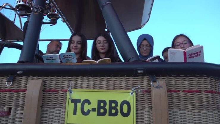 Kapadokya’da öğretmen ve öğrenciler gökyüzünde kitap okudu