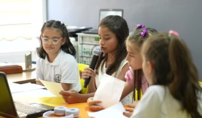 Küçük radyocular, güncel dünyanın okuldaki sesi oldu