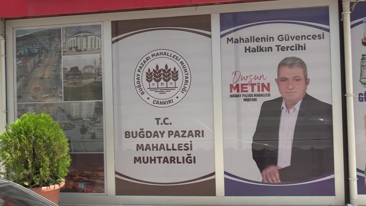 Vefat eden muhtarın görevini seçimi kazanan eşi devam ettirecek