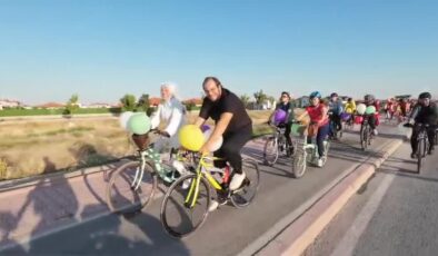 Nişanlı çift, motorlu konvoy yerine pedal çevirdi