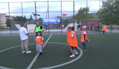 Özel gereksinimli çocuklar babalarıyla futbol maçı yaptı
