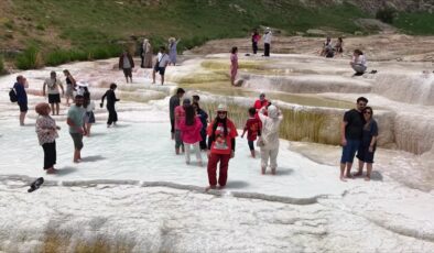 Pamukkale’yi andıran görüntüsüyle ilgi odağı oldu