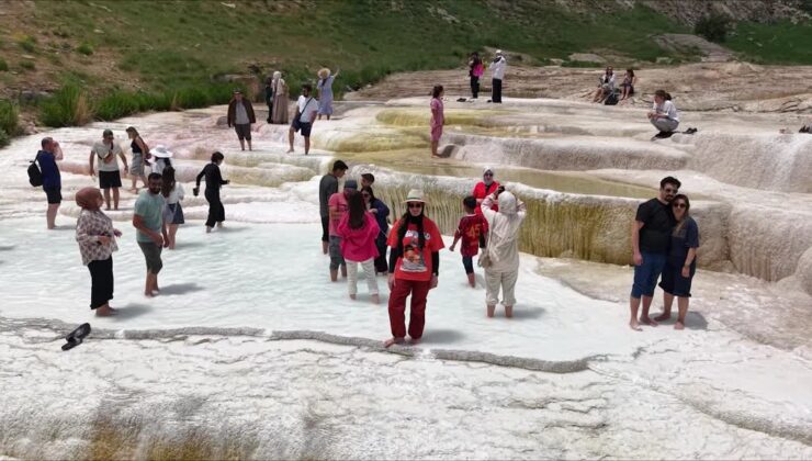 Pamukkale’yi andıran görüntüsüyle ilgi odağı oldu