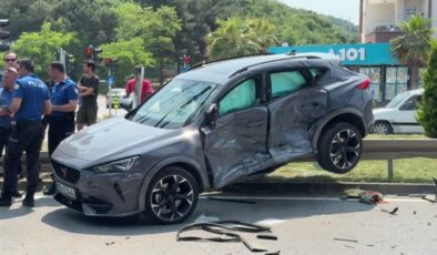 Panelvan ile otomobilin çarpıştığı kazada 6 kişi yaralandı