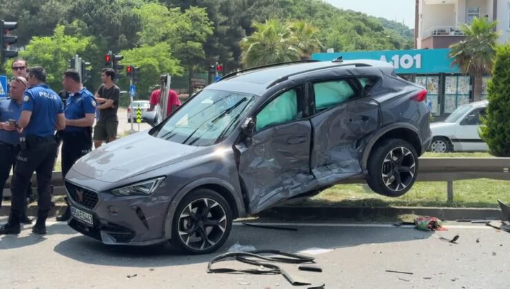 Panelvan ile otomobilin çarpıştığı kazada 6 kişi yaralandı