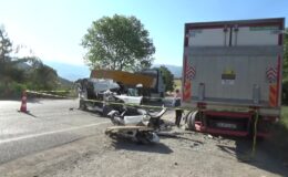 Park halindeki kamyona çarpan araçtaki 2 kişi öldü