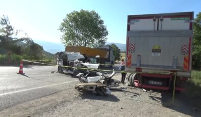 Park halindeki kamyona çarpan araçtaki 2 kişi öldü