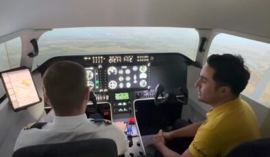 Pilot adayları simülasyon merkezinde gerçek zamanlı uçuş deneyimi yaşıyor