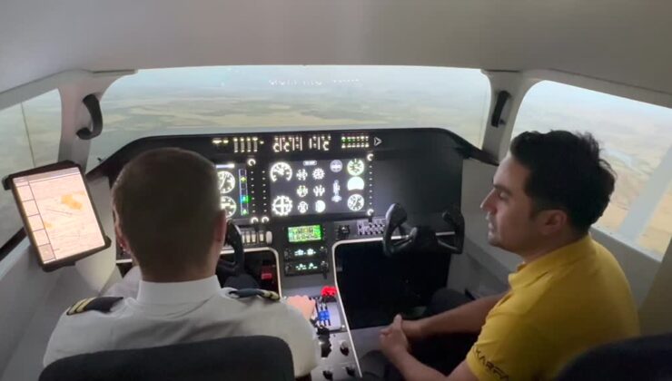 Pilot adayları simülasyon merkezinde gerçek zamanlı uçuş deneyimi yaşıyor