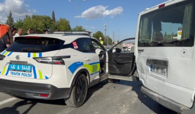 Polis aracı ile minibüs çarpıştı, 2’si polis 4 kişi yaralandı