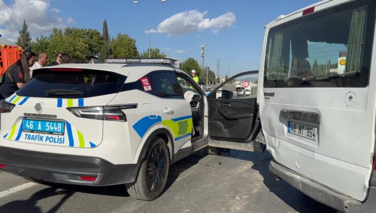 Polis aracı ile minibüs çarpıştı, 2’si polis 4 kişi yaralandı