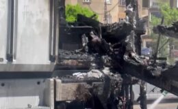 Seyir halindeki tırın çekicisi yandı