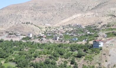 Siirtli öğrenci kampanyayla topladığı kitapları babasının ilk görev yaptığı okula ulaştırdı