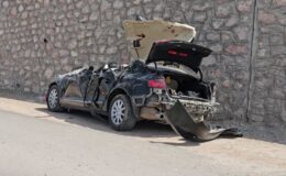 Otomobil ile kamyonun çarpıştığı kazada 1 kişi öldü, 4 kişi yaralandı