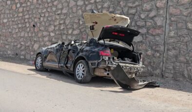 Otomobil ile kamyonun çarpıştığı kazada 1 kişi öldü, 4 kişi yaralandı
