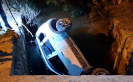 Sulama kanalına devrilen otomobildeki 2 kişi öldü