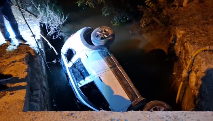 Sulama kanalına devrilen otomobildeki 2 kişi öldü