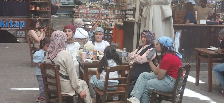 Diyarbakır’da Sıcaktan Kaçan Turistler Geleneksel Çözüme Sarıldı