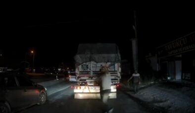 Tırın dorsesindeki saman balyaları arasına saklanan 31 düzensiz göçmen yakalandı