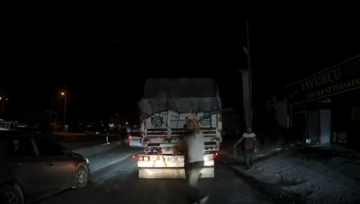 Tırın dorsesindeki saman balyaları arasına saklanan 31 düzensiz göçmen yakalandı
