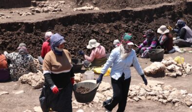 Topraktan tarih çıkaran kadınlar 12 bin yıllık izleri kazıyor