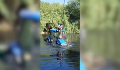 Traktörüyle geçmek isterken aniden yükselen suda mahsur kaldı