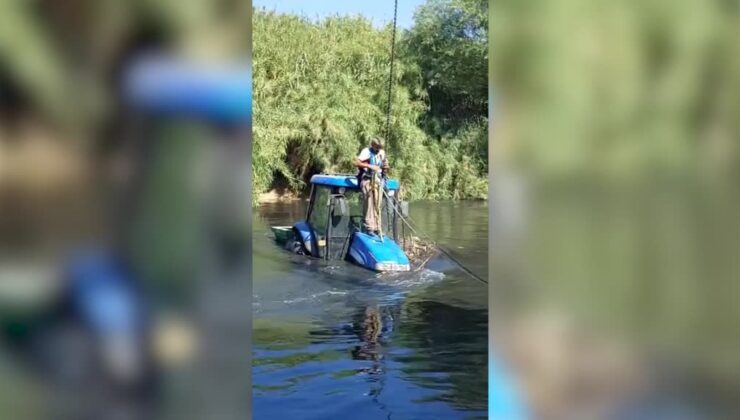 Traktörüyle geçmek isterken aniden yükselen suda mahsur kaldı