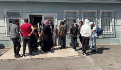Türkiye’deki Suriyelilerin Kilis’ten ülkelerine dönüşü arife gününde de sürüyor