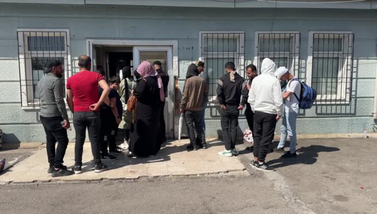 Türkiye’deki Suriyelilerin Kilis’ten ülkelerine dönüşü arife gününde de sürüyor