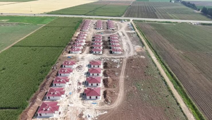 Vali Masatlı, yapımı devam eden köy evlerini inceledi