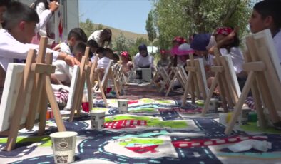 Vanlı ressam, doğup büyüdüğü kırsal mahallede öğrencileri sanatla buluşturdu