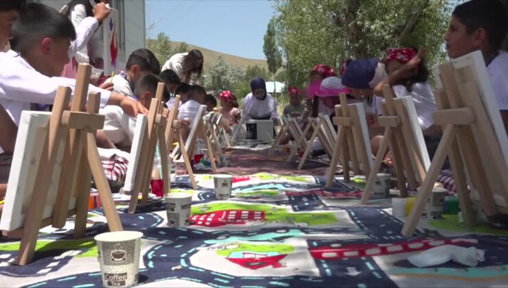 Vanlı ressam, doğup büyüdüğü kırsal mahallede öğrencileri sanatla buluşturdu