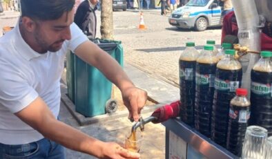 Sıcak hava ve turist yoğunluğu, şerbetçilerin yüzünü güldürdü