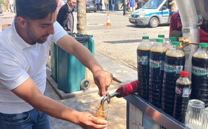 Sıcak hava ve turist yoğunluğu, şerbetçilerin yüzünü güldürdü