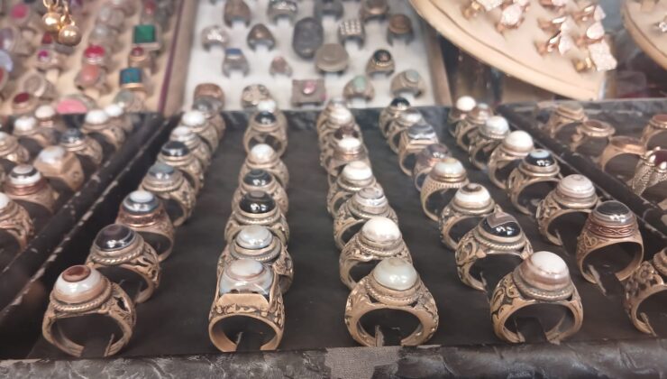 Diyarbakır’ın tarihi Sur ilçesinde taşlı yüzüklere yoğun ilgi…
