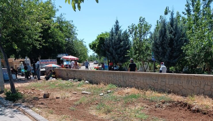 Diyarbakırlılar bayram öncesi sevdiklerinin kabirlerini ziyaret ediyor