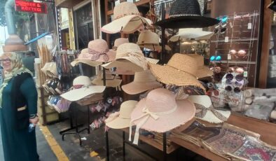 Güneşe karşı hasır şapkalı önlem: Turistlerin yeni gözdesi