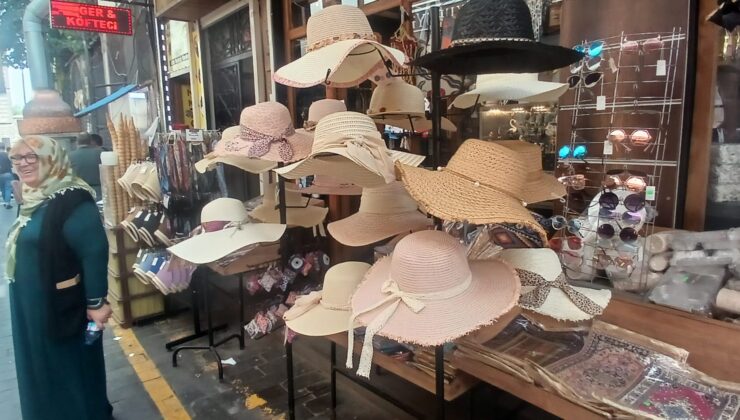 Güneşe karşı hasır şapkalı önlem: Turistlerin yeni gözdesi