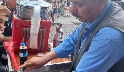 Sur’u ziyaret edenler Şevket Amca’nın şerbetiyle serinliyor
