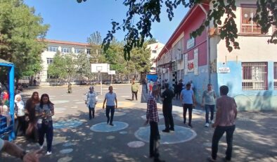 Öğrenciler içeride, veliler dışarıda ter döktü