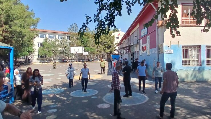Öğrenciler içeride, veliler dışarıda ter döktü