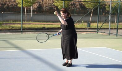 2. Rezan Cup Tenis Turnuvası Başladı: Eş Başkanlar Başlama Vuruşunu Yaptı